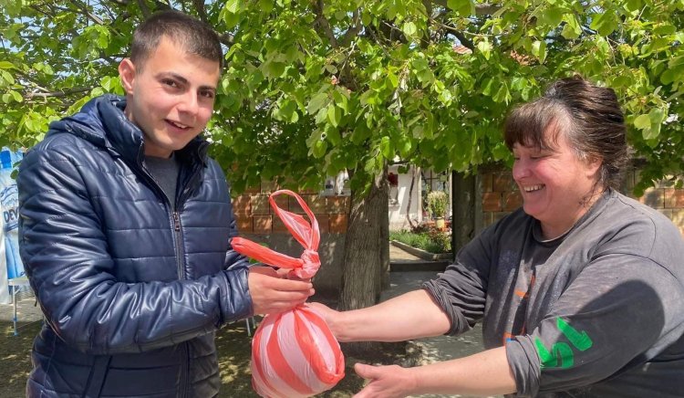 Младежкото обединение на БСП-Сливен дари над 300 козунака на възрастни хора